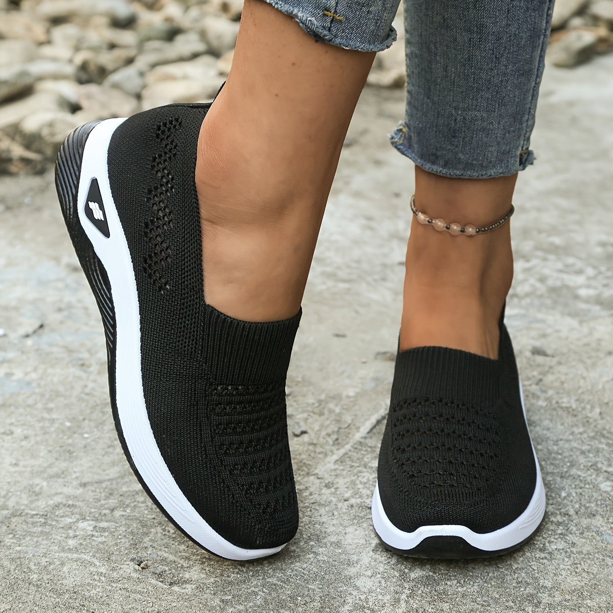 Black / 3